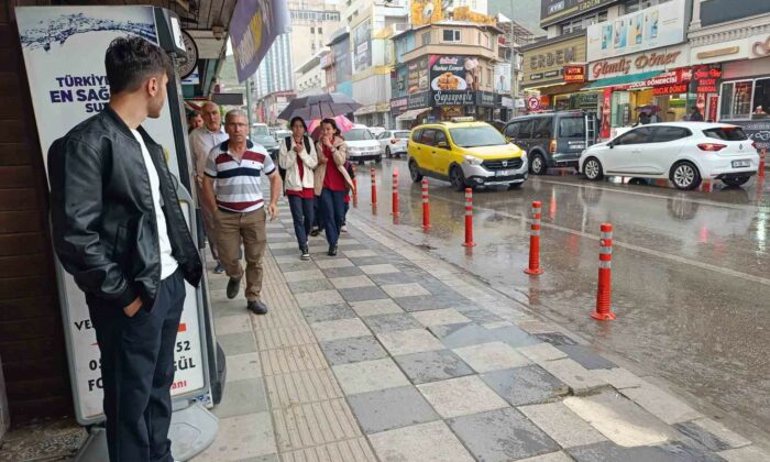 Afyonkarahisar’da beklenen yağış başladı, bir çok kişi zor anlar yaşadı