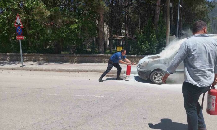 Yanan aracı polis söndürdü
