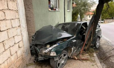 Hisarcık’ta ehliyetsiz sürücü polisten kaçarken kaza yapıp yaralandı