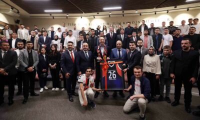 Bakan Bayraktar, Anadolu Üniversitesi’nde gençlerle buluştu