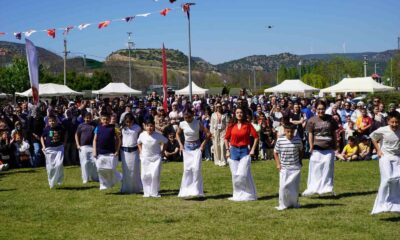 Çocuklar çuvalla koşma, yumurta taşıma ve halat çekme yarışmalarında kıyasıya yarıştı