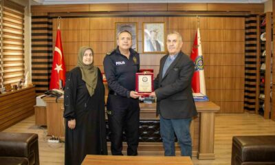 Emekliye ayrılan meslektaşına vefa plaketi