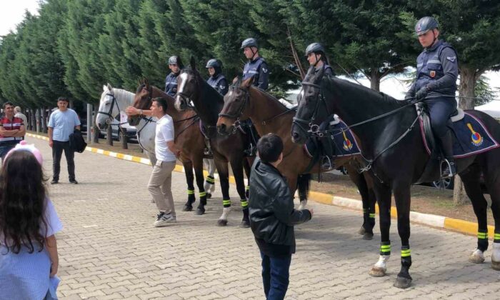 Yunus’un diyarına gelen atlı Jandarmalar, vatandaşların ilgisini topladı