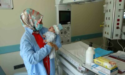 Boynunda dev tümörle doğan bebek hayata tutundu