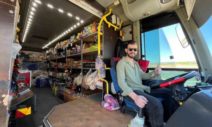 Marketini ’sırtına’ sarıp köyleri gezmeye başladı; “O olmasa aç kalırız”