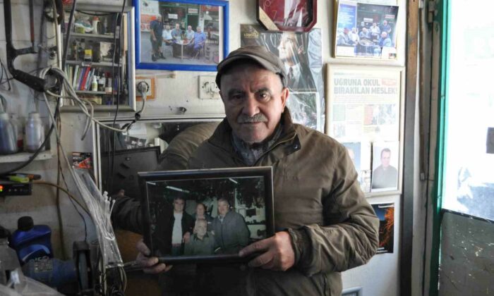 Kanser olan arkadaşının dükkanında bacayı tüttürmeye gayret ediyor