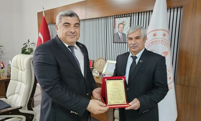Müdür Sünnetci’den emekli eğitimciye anlamlı plaket