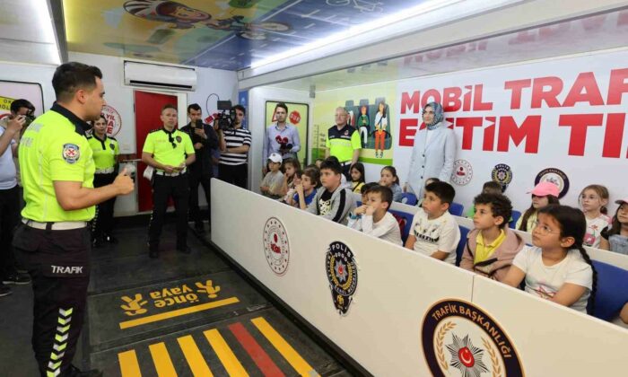 Vali Yiğitbaşı, trafik haftası etkinliklerinde çocuklarla buluştu