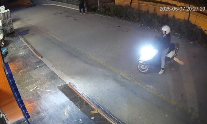Motosiklet kadın sürücüsü ile birlikte petshop mağazasının camından içeriye daldı