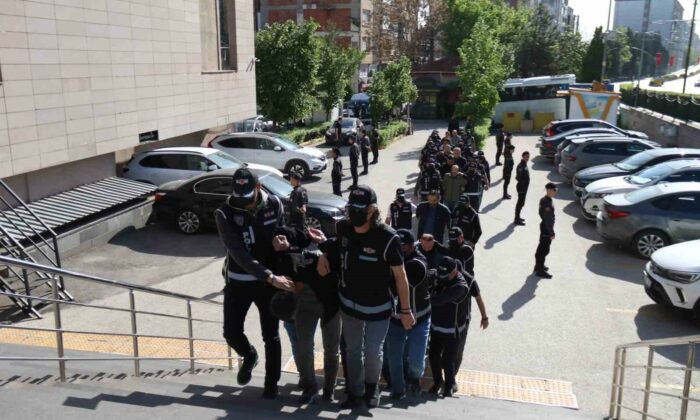 FETÖ’yü finanse eden Maydonoz Döner’e yapılan operasyonda 23 şüpheli yakalandı