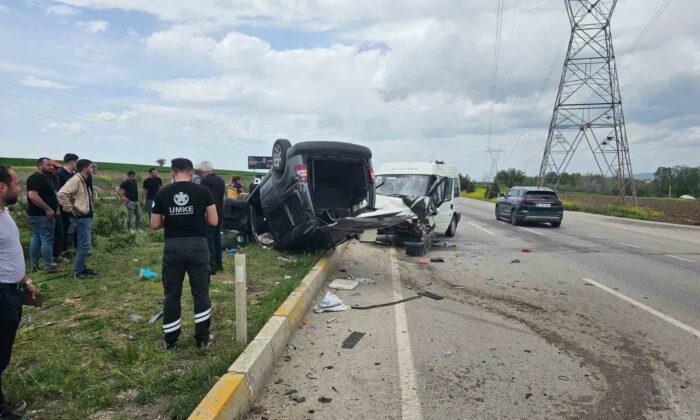 Afyonkarahisar’da kamyonet ile hafif ticari araç çarpıştı: 6’sı çocuk 9 yaralı