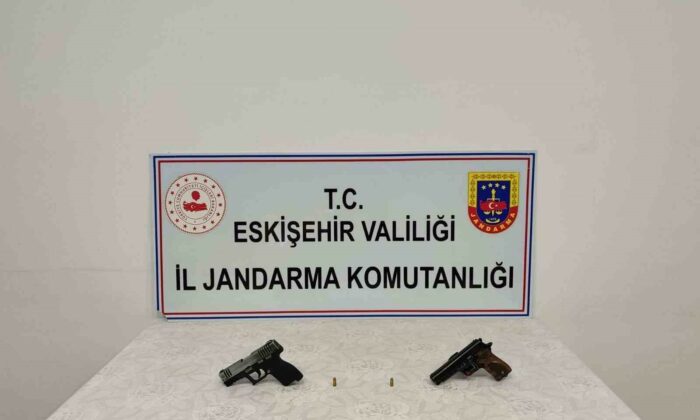Ruhsatsız tabanca satmaya çalışırken yakalandı