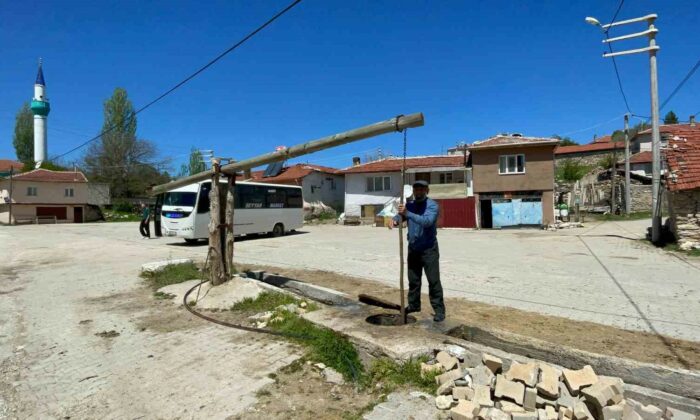Köylü 100 yıldır su ihtiyacını bu kuyudan karşılıyor