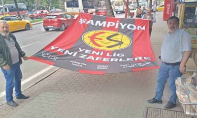Esnaf kendi imkanlarıyla dev Eskişehirspor bayrağı yaptırdı