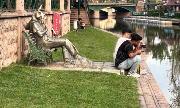 Eskişehir’de trajikomik kare: ’Çekirdek Çitleyen Eşek’in önünde çekirdek çitlediler