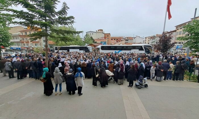 Simav’dan 80 hacı adayı dualarla kutsal topraklara uğurlandı