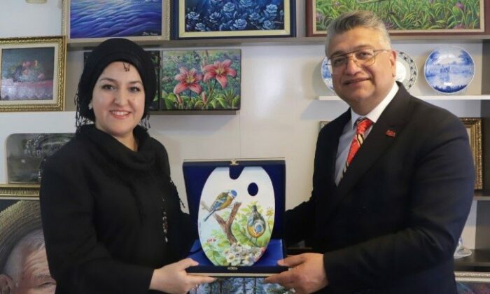 DPÜ Rektörü’nden Ressam Dilek Kocaman Yılmazer Atölyesi’ne ziyaret
