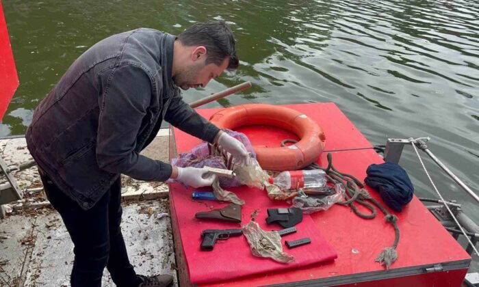 Eskişehir’de temizlik görevlileri, çöp yerine tabanca topladı