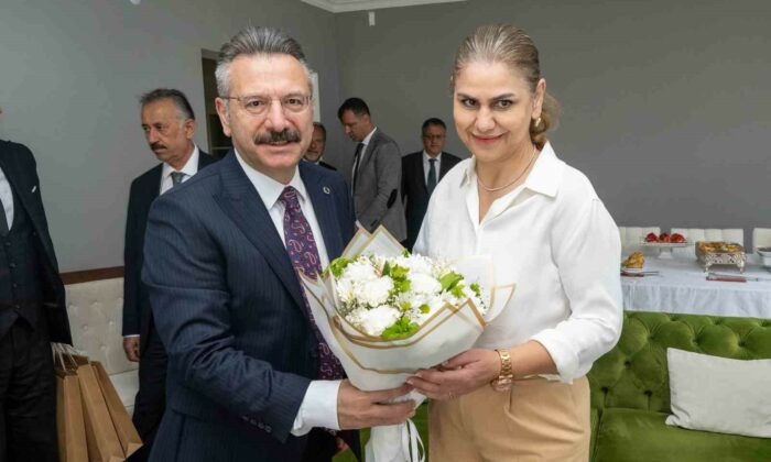 Vali Aksoy engelli birey annesi ve öğretmeni Neşe Uyguner’i ziyaret etti
