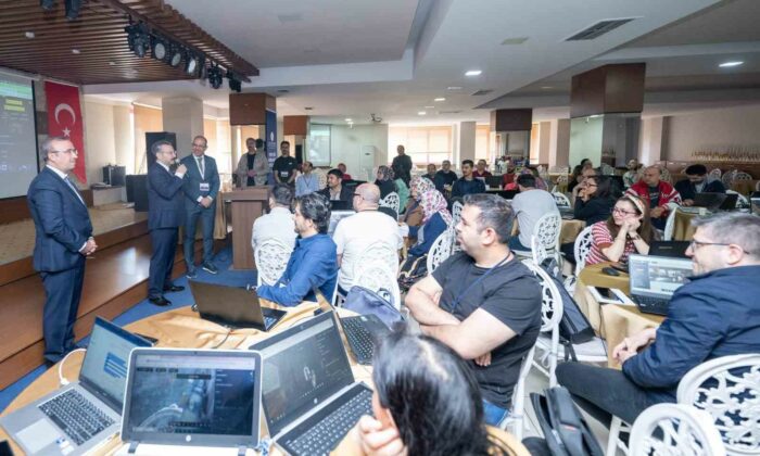 Eskişehir Valisi Hüseyin Aksoy, ’Yapay Zeka Eğitici Eğitimi’ programında öğretmenlerle buluştu