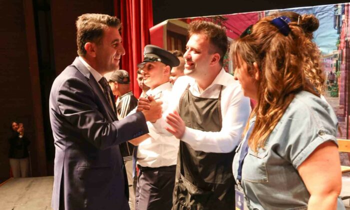 Özel bireyler sahneye çıktı, izleyiciler ayakta alkışladı