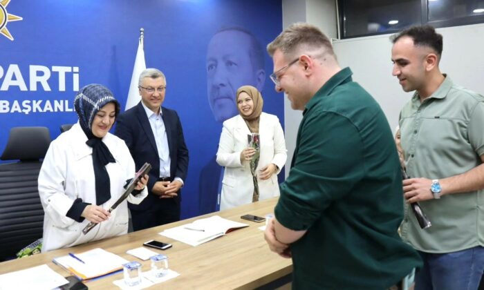 AK Parti Kütahya İl Gençlik Kolları’ndan Anneler Günü sürprizi