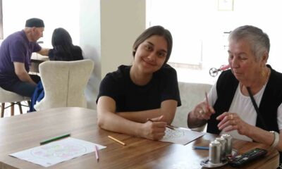 İspanyol öğrenciler huzurevinde staj yapıyor