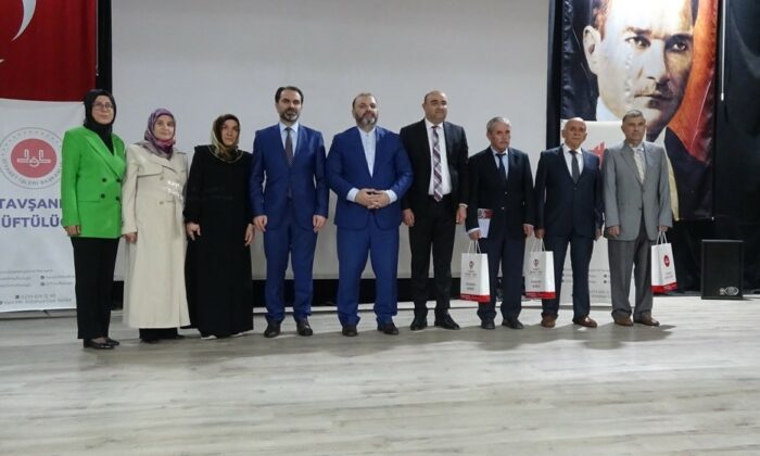Tavşanlı’da ’Fıtratın Korunması ve Aile’ konferansında işaret diliyle anlatım yapıldı