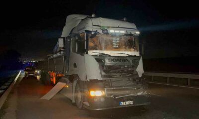 Önündeki tıra çarpan demir yüklü tırın sürücüsü yaralandı