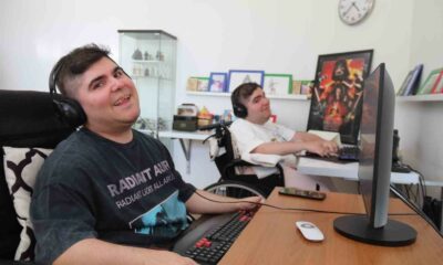 Yalnızca parmaklarını kullanabilen ikiz kardeşler bin parça besteledi