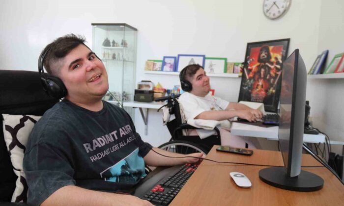Yalnızca parmaklarını kullanabilen ikiz kardeşler bin parça besteledi