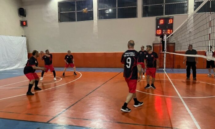Tavşanlı’da eğitimciler voleybol turnuvası ile ter döküyor