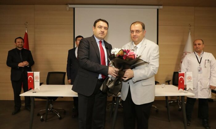 Vali Musa Işın’dan tıp literatürüne giren başarıya tebrik ziyareti
