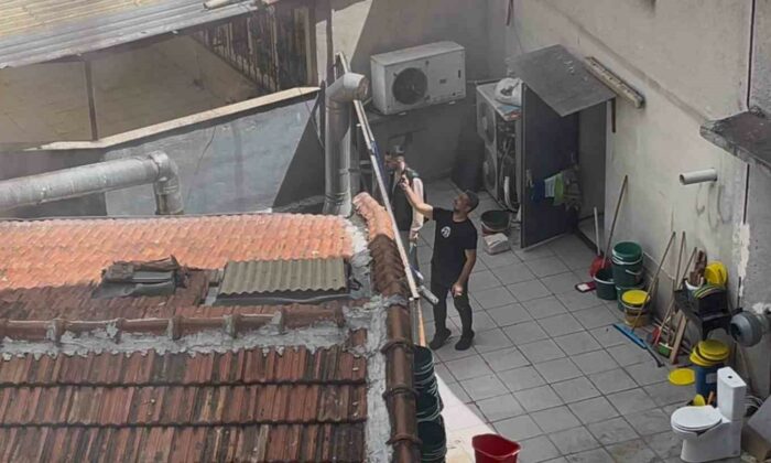 Komşusunun çatısında çıkan yangını terasından film gibi izledi
