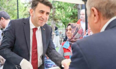 Bilecik Valisi Şefik Aygöl’den geleneksel Cuma pilavı ikramı