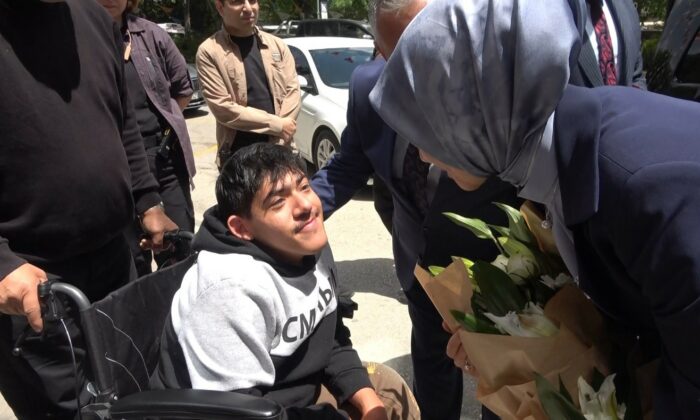 Bakan Mahinur Özdemir Göktaş’tan, özel gereksinimli Abdullah’a yakın ilgi