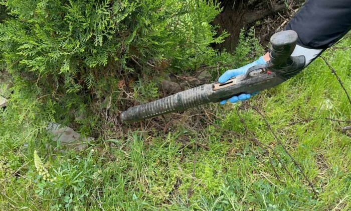 Çalılar budanınca ortaya çıkan pompalı tüfeği polis muhafaza altına aldı