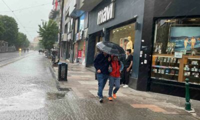Eskişehir’de yağmur vatandaşlara zor anlar yaşattı