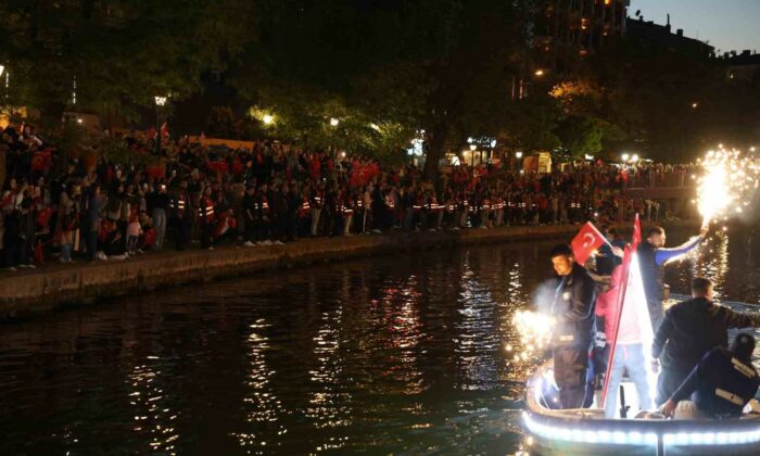 Porsuk Çayı’nda fener alayı düzenlendi