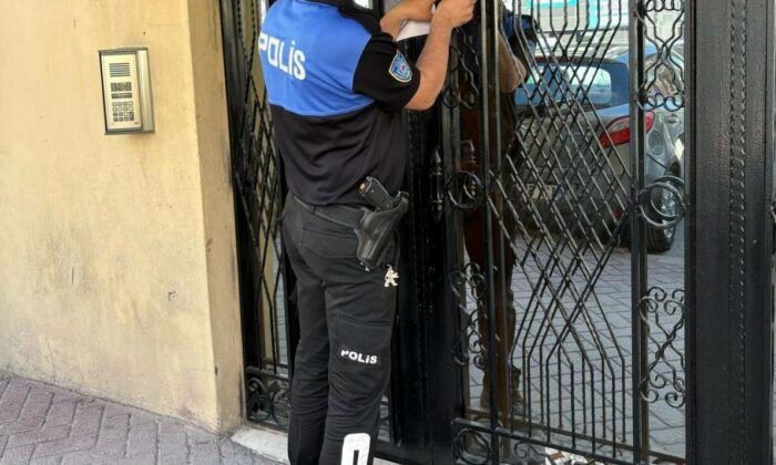 Binaların giriş kapılarına binlerce ’Hırsızlık Açık Kapı Sever’ isimli etiket yapıştırıldı