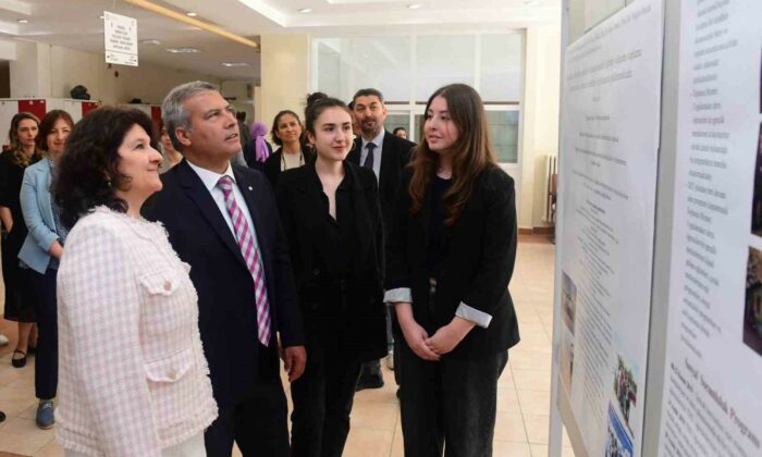 Eczacılık Fakültesi’nde ’Topluma Hizmet Uygulamaları’ dersi çerçevesinde sergi açıldı