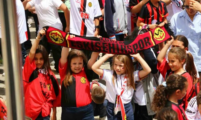 Eskişehirspor futbolcuları öğrencilerle buluştu