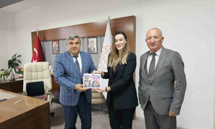 Kübra öğretmen yazdığı kitapları Müdür Sünnetci’ye takdim etti