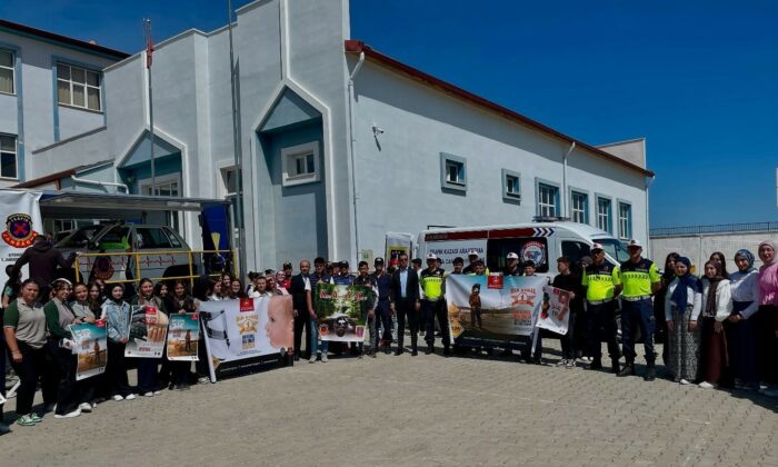 Jandarma’dan 160 öğrenciye emniyet kemeri ve eğitimi
