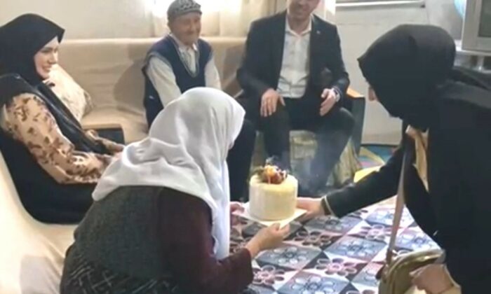 Hisarcık Kaymakamı Bahar’dan, 82 yaşındaki Hafize teyzeye pastalı doğum günü kutlaması
