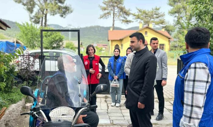 Kaymakam Kılıç, gönüllü gençlerle birlikte engelli vatandaşları evlerinde ziyaret etti