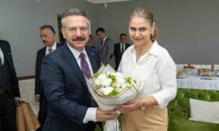 Vali Aksoy engelli birey annesi ve öğretmeni Neşe Uyguner’i ziyaret etti