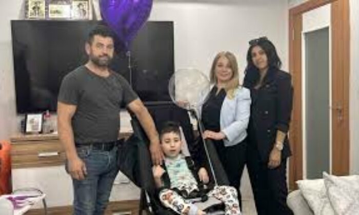 Sivrisinek ısırığıyla yatağa bağımlı hale gelen çocuk, pusetine kavuştu