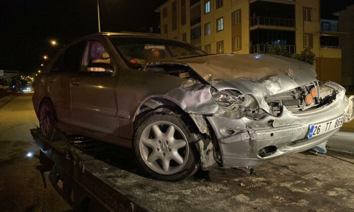 Ara sokaktan çıkan araç seyir halindeki otomobille çarpıştı: 4 yaralı