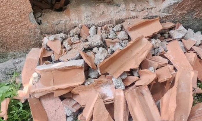 Duvarın içinde mahsur kalan kedi itfaiye ekipleri tarafından kurtarıldı